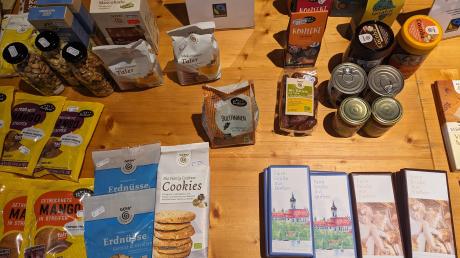 Getrocknete Früchte, Schokolade und Kekse: Das ist eine Auswahl von Fairtrade-Produkten, die es in Dießen gibt.