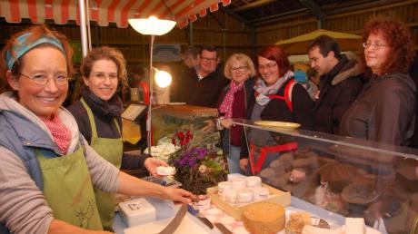 Von Kartoffeln bis zum Käse: Beim Bauernmarkt auf dem Nordfelderhof in Dillingen können Besucher Produkte aus der Region einkaufen. 
