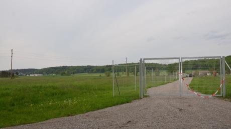 Nördlich der bestehenden PV-Anlage in Unterroth soll der Bürgersolarpark entstehen.
