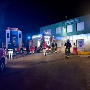 Bei einem Schrotthändler in Neu-Ulm kam es zu einem größeren Feuerwehreinsatz in der Nacht zum Dienstag.