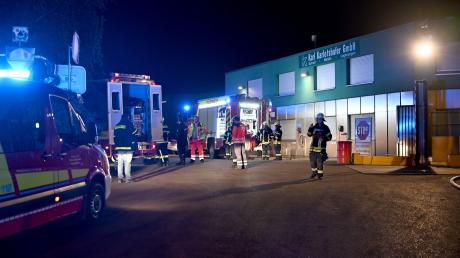 Bei einem Schrotthändler in Neu-Ulm kam es zu einem größeren Feuerwehreinsatz in der Nacht zum Dienstag.
