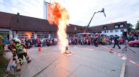 In einer Vorführung der Landsberger Feuerwehr wurde eindrucksvoll gezeigt, weshalb brennendes Fett nicht mit Wasser gelöscht werden sollte.