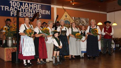 Beim Jubiläum des Trachtenvereins Friedberg wurden langjährige und verdiente Mitglieder ausgezeichnet.