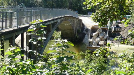 Der Abbruch der alten Kanalbrücke bei Untereichen wird derzeit vorbereitet. Hier im Bild werden gerade Wasserbausteine für den Unterwasserdamm abgeladen.