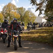 160 Motorradfahrer haben im Landkreis Günzburg mit einem "Rideout" der 17 Jahre alten Kameradin und dem 18-jährigen Kameraden, die vor wenigen Tagen bei zwei Motorradunfällen ums Leben gekommen sind, die letzte Ehre erwiesen.