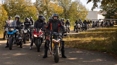 160 Motorradfahrer haben im Landkreis Günzburg mit einem "Rideout" der 17 Jahre alten Kameradin und dem 18-jährigen Kameraden, die vor wenigen Tagen bei zwei Motorradunfällen ums Leben gekommen sind, die letzte Ehre erwiesen.