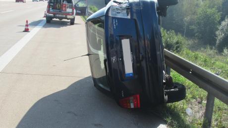 Auf der A8 bei Jettingen-Scheppach kam es zu einem Unfall. Der Wagen kippte auf die Seite. Dabei zog sich der Fahrer leichte Verletzungen zu.