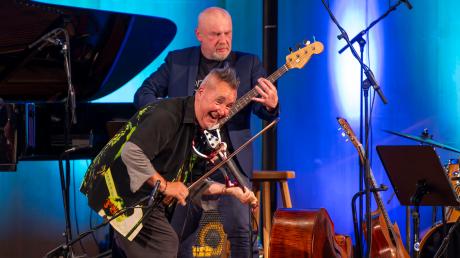 Nigel Kennedy beim Festival der Nationen im Kurhaus Bad Wörishofen: Der britische Violinist (vorne) hat mit seiner E-Violine sichtlich viel Spaß auf der Bühne.