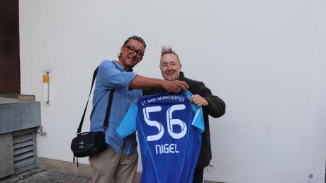Stargeiger Nigel Kennedy freute sich sichtlich über sein neues Trikot des Kreisligisten FC Bad Wörishofen. MZ-Redakteur Alf Geiger freute sich mit. 