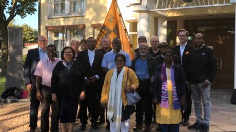 Bürgermeister Gerrit Maneth (links) empfing die Kolping-Vertreter aus Indien und Südafrika im Höchstädter Rathaus. 
