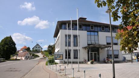 Biberbach modernisiert seine Wasserversorgung. Im Bild das Rathaus.