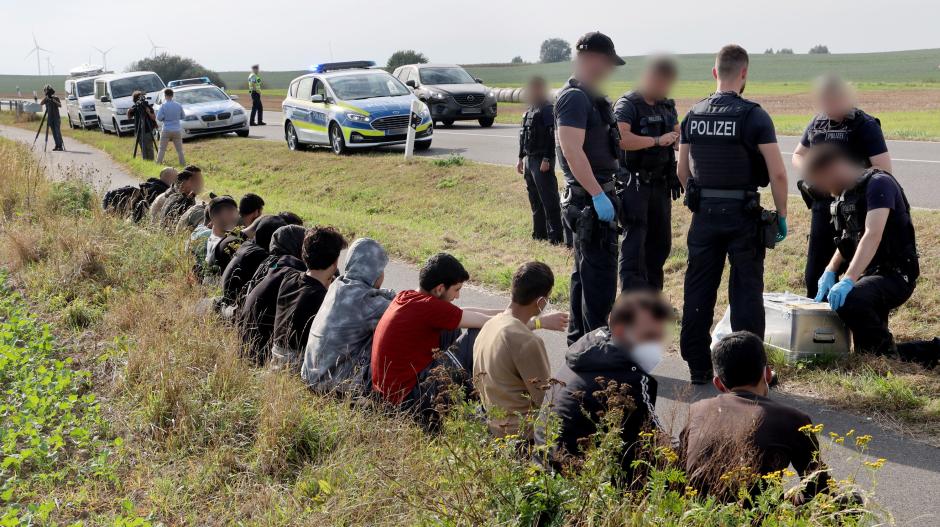 Zuletzt kamen deutlich mehr Flüchtlinge über die Grenze zu Polen nach Deutschland. SPD-Fraktionschef Mützenich wirft Russland und Weißrussland vor, die Migranten einzuschleusen, um die EU zu schwächen.