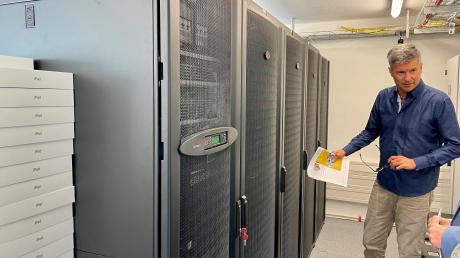 Viel Platz für Daten: IT-Leiter Manfred Birling im Server-Raum irgendwo in Königsbrunn.