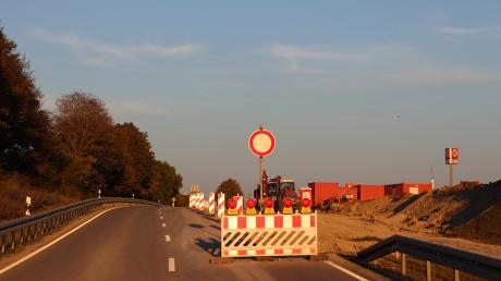 Die Bauarbeiten an der Staatsstraße St 20187 zwischen dem Kreisverkehr beim Skyline Park Richtung Türkheim liegen voll im Zeitplan.