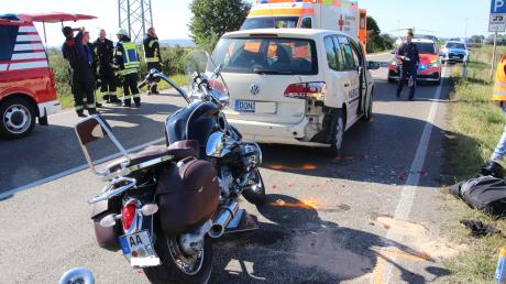 Motorradunfall beim Kreisverkehr auf der B25
Ein 80-jähriger Motorradfahrer ist am Donnerstag unaufmerksam und prallt auf der B25 gegen ein Auto. Der Mann muss verletzt ins Krankenhaus.
