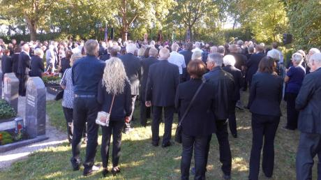 Rund 200 Trauergäste geben dem Obergriesbacher Altbürgermeister Josef Schwegler das letzte Geleit.