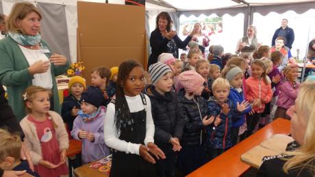 Mit einem fröhlichen Festlied begrüßten die Kinder die Gäste bei der Kita-Eröffnung in Zaisertshofen. 