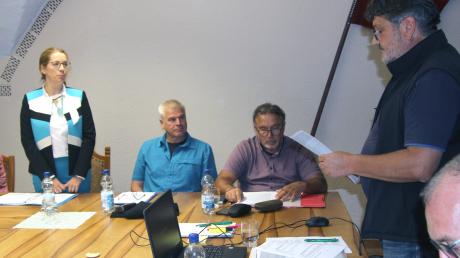 Als neues Fuchstaler Ratsmitglied vereidigt wurde Heidrun Hausen 
durch Bürgermeister Erwin Karg, mit im Bild die Seestaller Gemeinderäte 
Fritz Kratzer (links) und Dr. Walter Reitler.