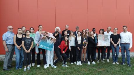 Die Auftaktveranstaltung des Projekts  "MUT-IG": Die Teilnehmerinnen, Vertreter der Projektpartner und Vertreter der Frank Hirschvogel Stiftung.