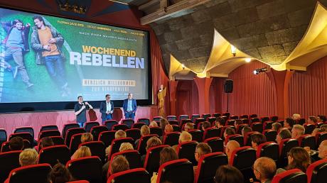Zahlreiche Ehrenamtliche aus Türkheimer Vereinen, sozialen und kirchlichen Einrichtungen folgten der Einladung ins Filmhauses Huber zur exklusiven Kinopremiere von "Wochenendrebellen"