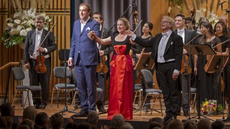 Umjubelter Auftritt: Diana Damrau gab in Bad Wörishofen einen Galaabend, gemeinsam mit Tareq Nazmi (links) und Dirigent Pavel Baleff. 