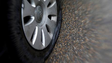 Unbekannte haben zwei Reifen eines geparkten Autos in Auerbach zerstochen.