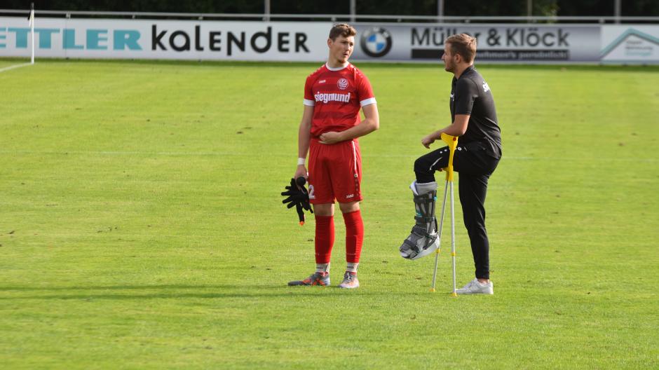 Schwabmünchnes verletzte Nummer eins, Fabio Zeche (rechts) tauscht sich mit seinem Stellvertreter Tobias Böhm nach dessen Debüt aus.