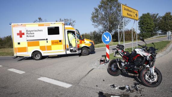 Mindelau: Schwerer Unfall auf der B16: Auto und Motorrad stoßen