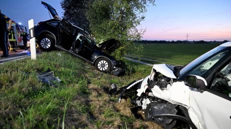 Zwei Autos im einen Straßengrabern, fünfzig Meter weiter auf der anderen Seite ein weiter Wagen. Bei dem Unfall im Kreis Neu-Ulm wurden vier Menschen verletzt.