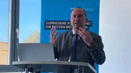 Hubert Aiwanger sprach sich bei seinem Besuch bei MR Plan in Donauwörth nachdrücklich für die Wasserstoff-Technologie aus.