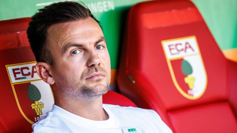 FCA-Trainer Enrico Maaßen steht nach der neuerlichen Niederlage unter Druck: Ein Jahr sind die Augsburger nun auswärts sieglos.