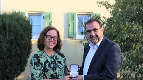 Bayerns Gesundheitsminister Klaus Holetschek hat in Schwörsheim der Geschäftsführerin des häuslichen Kinderpflegedienstes, Beate Ziegler, die Barbara-Stamm-Medaille überreicht.