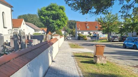 Vor der Kirche in Griesbeckerzell liegt nun ein neues, barrierefreies Pflaster.