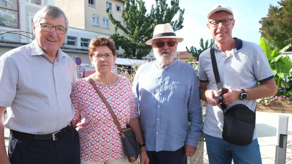 Josef und Gabriele Kennerknecht (links und zweite von links) waren 1980 zum ersten Mal in Ambérieu. Thomas  Schnitzler (rechts) ist zum zweiten dabei, in der Mitte ein französischer Teilnehmer.