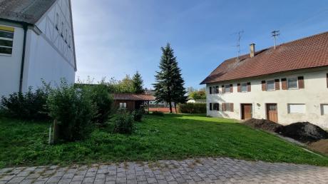 Hier soll das Dorfgemeinschaftshaus in Wiedergeltingen entstehen, mit Anbindung an die Grundschule zur Umsetzung der Ganztagsbetreuung ab 2026; rechts im Bild das Aurbacherhaus, das abgerissen werden soll.
