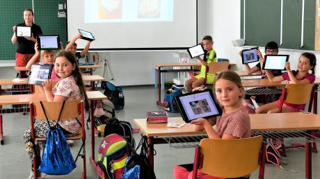 Die Mädchen und Buben der Grundschule Jettingen-Scheppach nutzen iPads. 