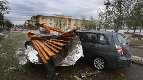 Beim Sturm in Kissing lösten sich Dachteile des Pflegeheims Haus Gabriel.