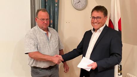 Gerhard Kapfer, links, ist offiziell von Bürgermeister Jürgen Frank als neues Gemeinderatsmitglied vereidigt worden. 