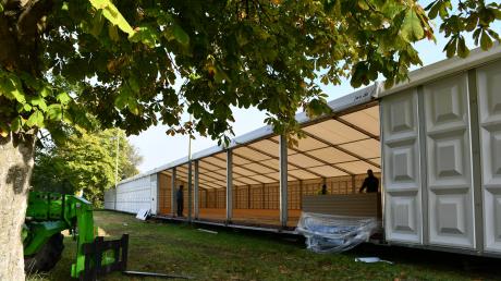 Im Oktober wurde zum zweiten Mal eine Halle für Geflüchtete auf dem Laugnaplatz in Wertingen aufgestellt. Ab Dienstag wird sie nun wieder abgebaut. 