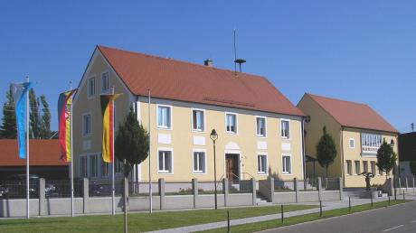 Als schmucker Doppelbau mit verbindender Eingangshalle und Kunst am Bau präsentiert sich heute das Rathaus von Tapfheim.
