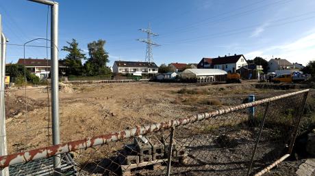 Auf diesem Grundstück in Leitershofen sollen Anfang 2026 insgesamt 34 Wohnungen bezogen werden können. Nötig wären im Landkreis Augsburg noch viel mehr.
