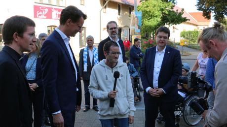 Bei seinem Besuch in Ursberg gab der nordrhein-westfälische Ministerpräsident Hendrik Wüst den "Barrierebrechern", dem Social-Media-Team des Dominikus-Ringeisen-Werks, ein Interview.