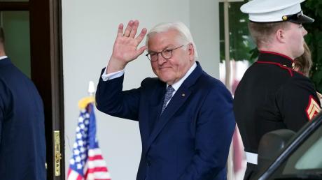 Bundespräsident Frank-Walter Steinmeier winkt, als er vor dem Westflügel des Weißen Hauses in Washington zu einem Treffen mit US-Präsident Biden eintrifft.