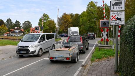 Die Straße im Süden Schondorfs beim Bahnübergang ist in schlechtem Zustand. Hier könnte lärmarmer Asphalt bei der Sanierung verwendet werden.