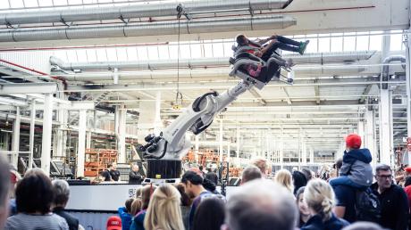 Im Robocoaster konnten sich am Familientag Mutige in den Produktionshallen von Audi durch die Luft wirbeln lassen.