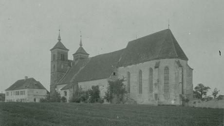 Die ehemalige Prälatur (links) als alter und markanter Bau im Zusammenhang mit der Klosterkirche und der Klosterwiese von Auhausen in historischer Ansicht.
