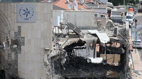 Zerstörte Gebäude nach Raketnangriffen: Die israelische Armee teilte am Sonntag mit, seit den Morgenstunden hätten in Ortschaften in der Nähe des Palästinensergebiets immer wieder die Warnsirenen geheult.