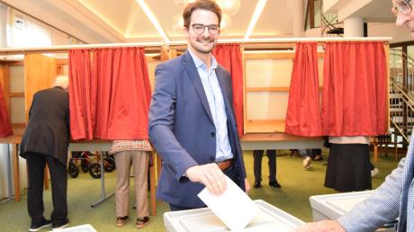 Zuversicht bei der Stimmabgabe: Der CSU-Landtagskandidat stimmte am Wahlsonntag um 11.15 Uhr  im Stimmbezirk 201 im Höchstädter Rathaus ab.