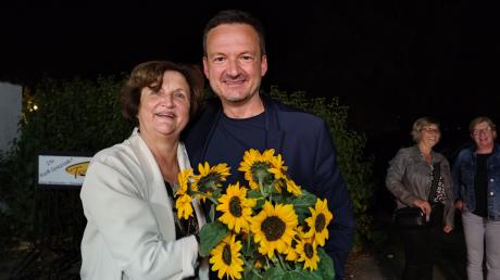 Der Direktkandidat der CSU, Peter Wachler, zieht in den Landtag ein und feiert mit seiner Mutter.
