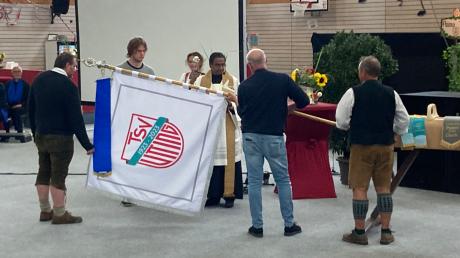 Die Segnung der neuen Vereinsfahne im Rahmen eines ökumenischen Gottesdiensts durch Pfarrer Pater Xaver Namplampara bildete am Sonntag den Schlusspunkt der 100-Jahr-Feier des TSV Utting.